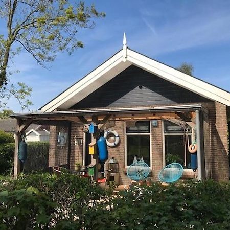 Bellemare Bungalow Lauwersmeer Mit Ueberdachte Veranda Und Eingezaeuntem Garten Anjum Екстериор снимка