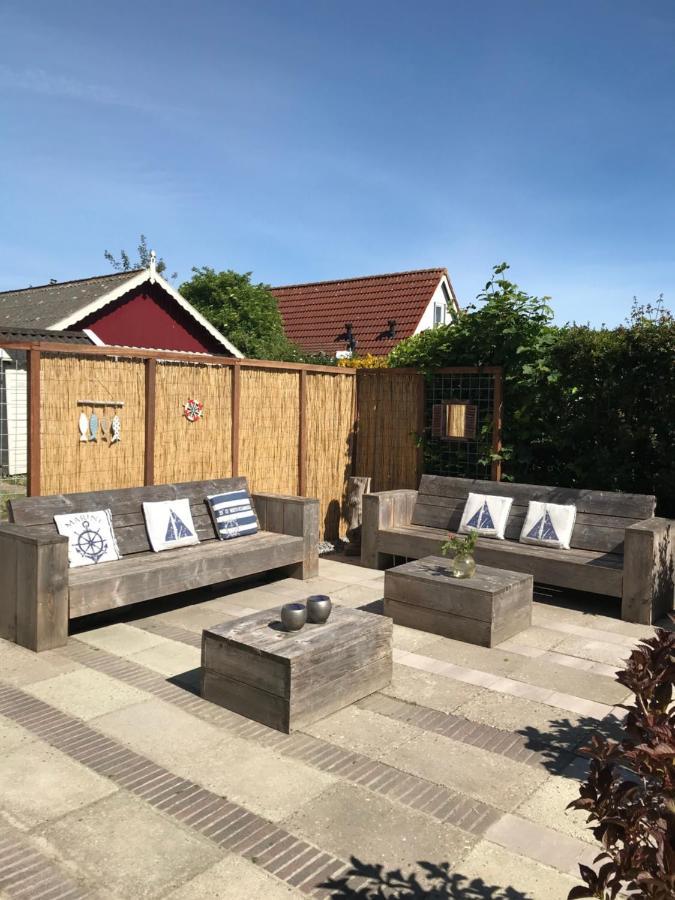 Bellemare Bungalow Lauwersmeer Mit Ueberdachte Veranda Und Eingezaeuntem Garten Anjum Екстериор снимка